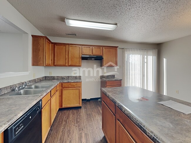 Photo - 690 Runnymede Ct