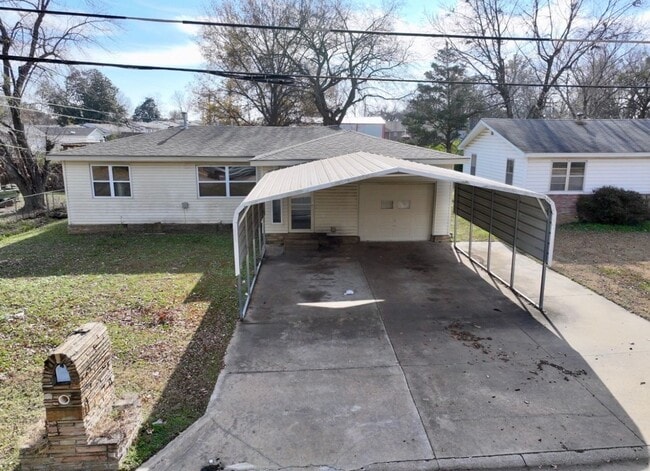 Photo - 3 Bedroom 2 Bath home | Fenced in back yard | In Town