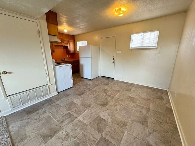 Photo - 807 W Hallmark Ave Unit E