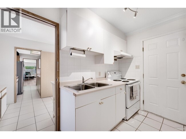 Photo - ground Level-8607 SELKIRK STREET