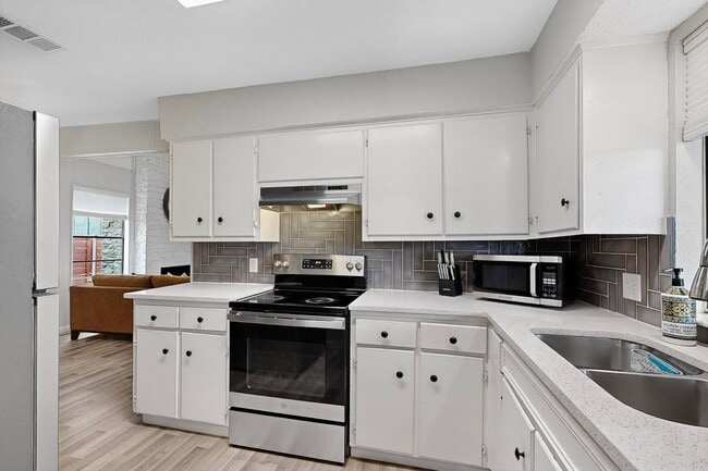 Building Photo - Updated 3 bedroom duplex near Greenbelt!