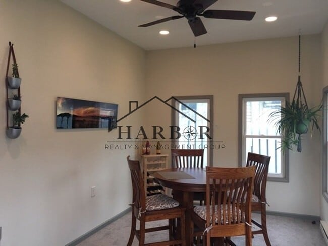 Photo - 1610 4th St NE