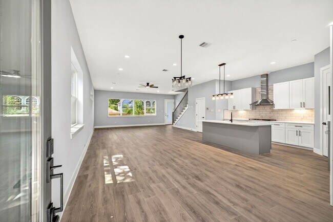 Photo - 4517 Larch Ln