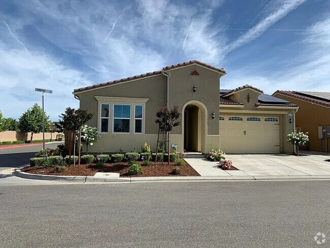 Building Photo - Modern and well appointment home in Clovis...