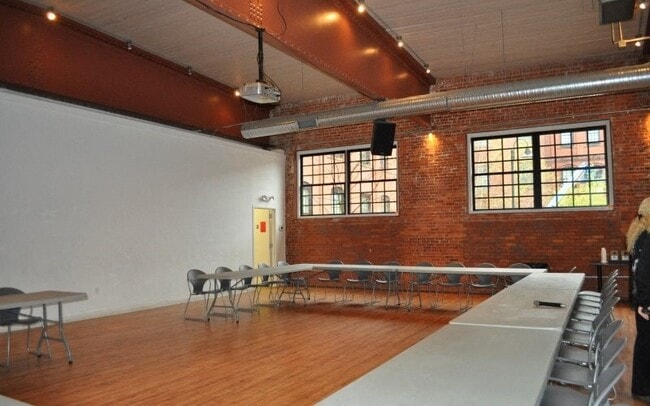 Building Photo - 140 Russ St