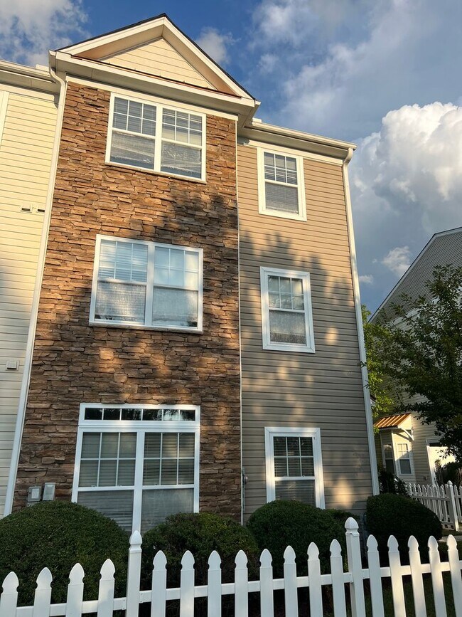 Spacious, Charming 3 Story End Townhome fe... - Spacious, Charming 3 Story End Townhome fe...