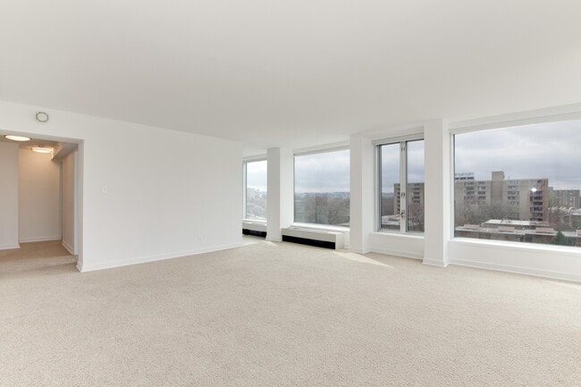 Photo - Sunny 1 bedroom condo in SW Waterfront!