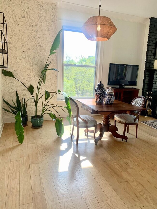 Photo - Spacious 3BR Condo in prime Lincoln Park l...