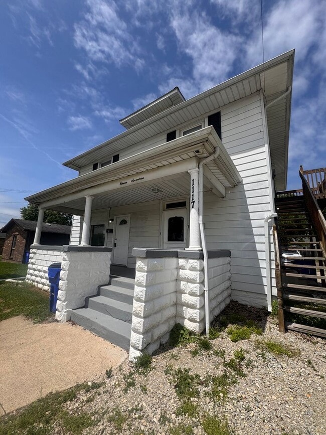 Building Photo - 1117 N B St. Unit 2
