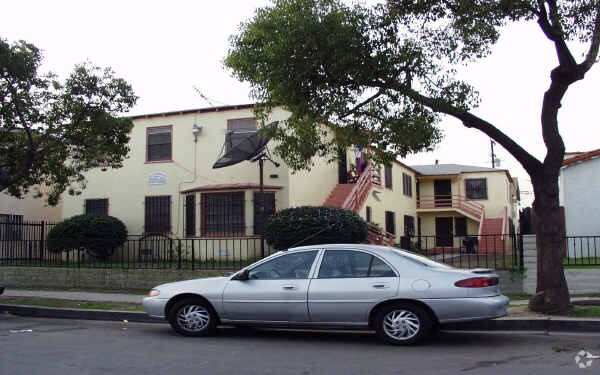 Building Photo - 1885 Chestnut Avenue Rental