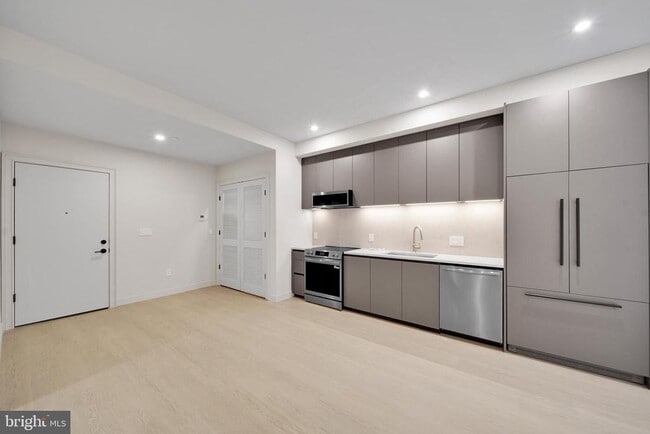 Building Photo - 2121 Ward Pl NW Unit 403