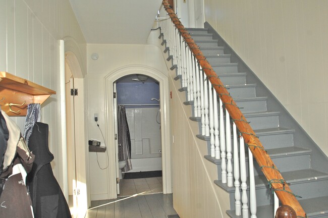 Downstairs Hallway - 25 Gilman Falls Ave Apartamentos Unidad A