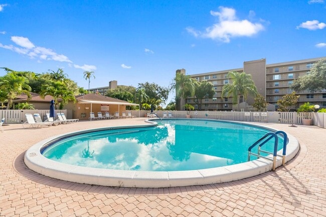 Building Photo - 4570 NW 18th Ave Unit 609 Rental