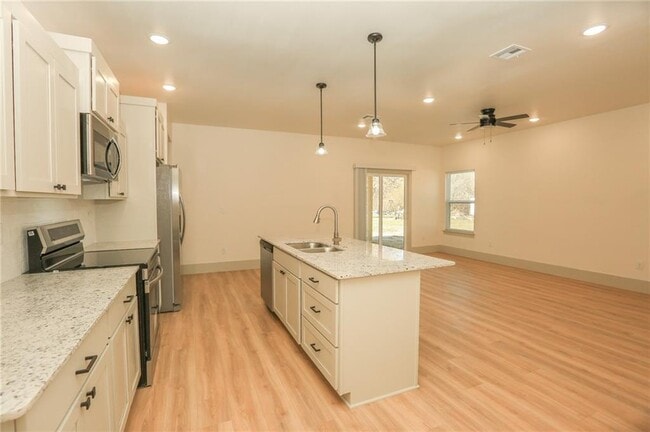 Photo - 655 N Genevieve Ave