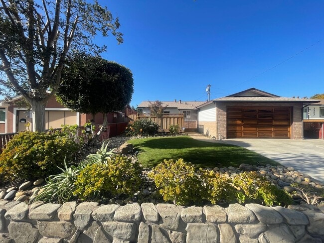 Building Photo - SAN JOSE - Beautifully Maintained 2/1 Sing...