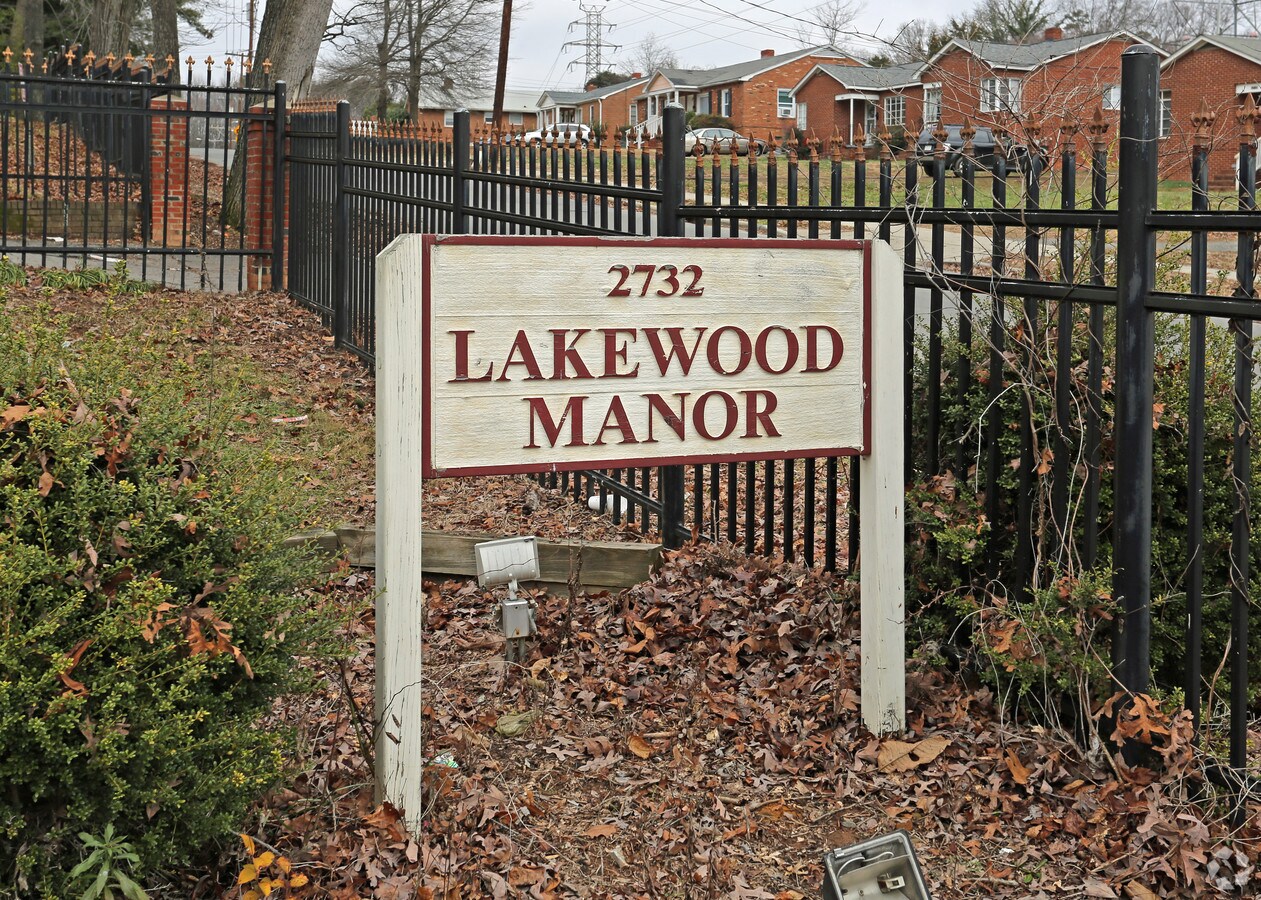 Entrance - Lakewood Manor