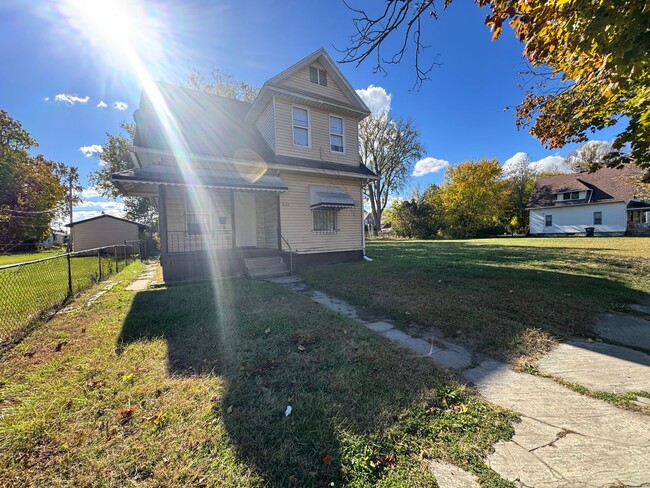 Building Photo - 4 Bedroom House