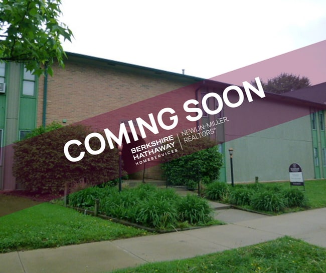 Building Photo - Downtown 1 bedroom Courtyard Apartment *Tenant Pays Electric ONLY!*