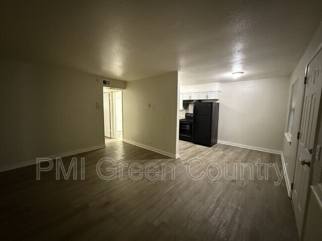 Building Photo - 917 N Yale Ave Unit 214