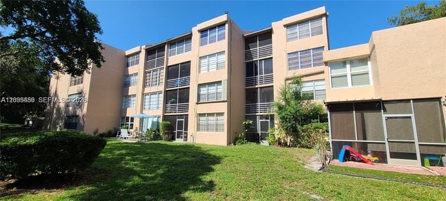 Building Photo - 9410 Live Oak Pl Unit 109