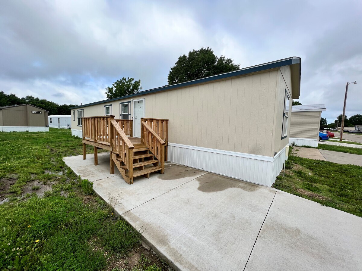 Redbud Estates - Redbud Estates Apartments