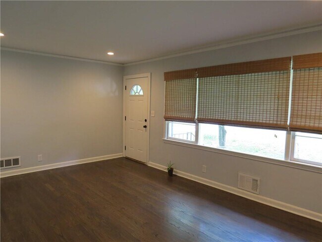 Photo - 1570 Van Epps St SE