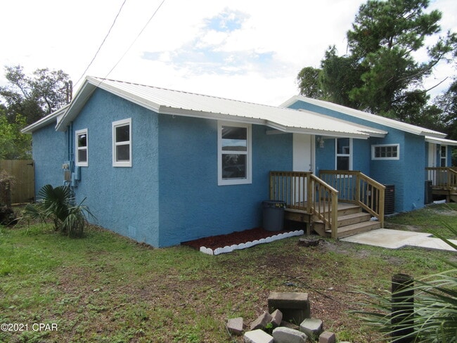 Photo - 9823 Clarence St