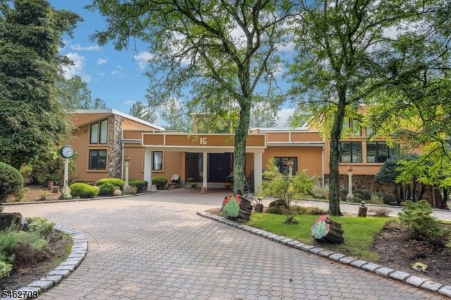 16 Schaffer Rd