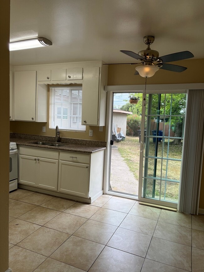 Photo - 1701 Carver Ct Unidad 2