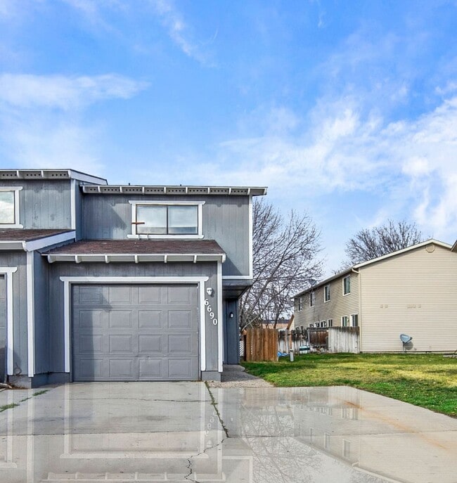 Building Photo - 2bed, 1.5 bath Duplex with Garage & Fenced Yard!