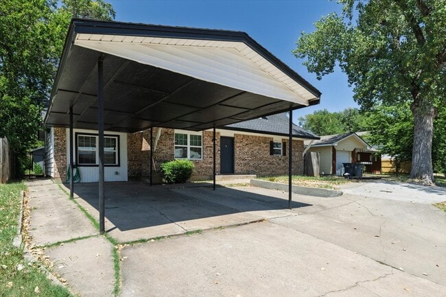 Photo - 122 NE Angus St