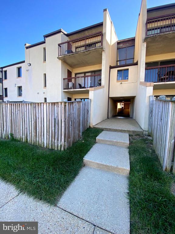 Building Photo - 10123 Prince Pl Unit 103-10A