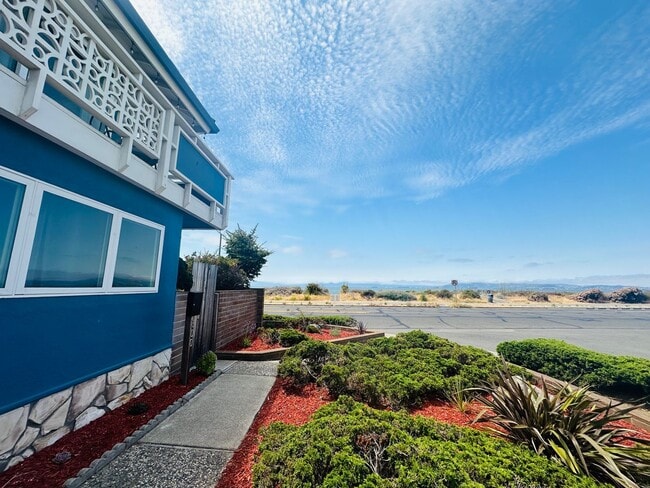 Photo - Incredible Luxury Beach House with Views, Steps to the Ocean in Alameda