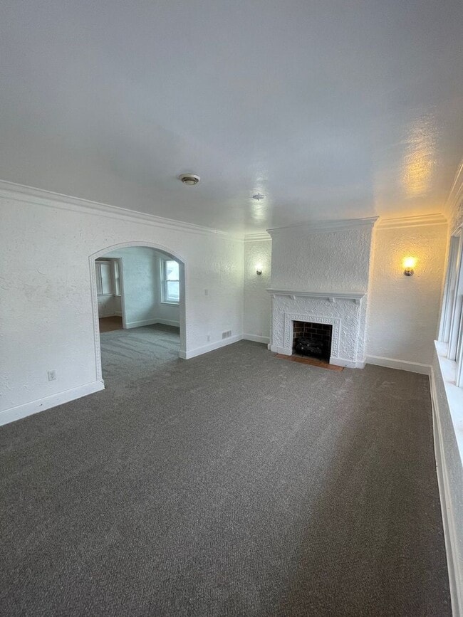 Building Photo - 1921-1923 W Greenfield Ave. (5 Unit)