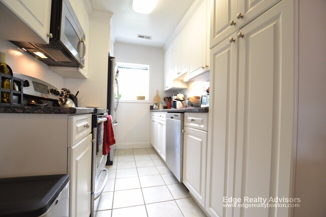 Building Photo - 168 Newton St Unit 2 Rental