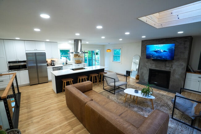 Building Photo - 6910 Brook Forest Dr Rental