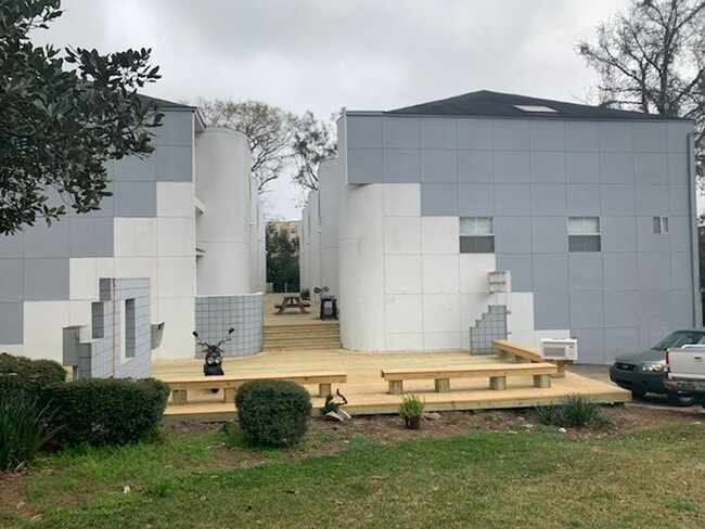 Building Photo - 2 bedroom 2.5 bath in College Town!! Walk ...