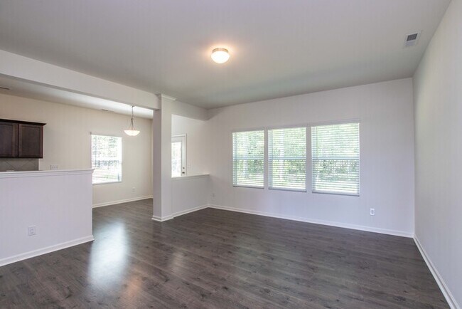Photo - BEAUTIFUL 3 Bedroom Home - Fox Creek - AVA...