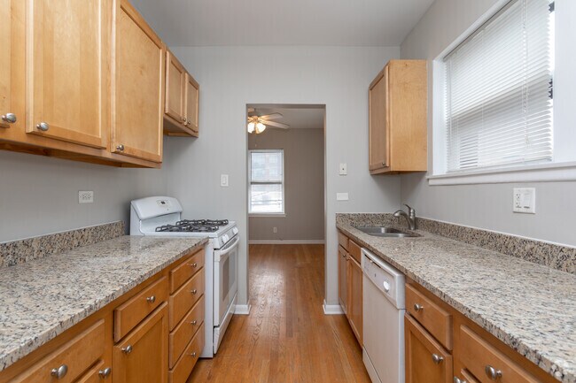 1BR, 1BA - 645SF - 734-44 W. Aldine