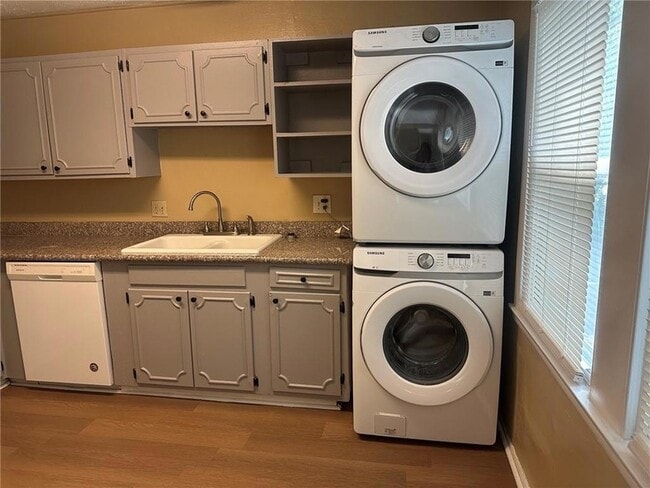 Photo - 300 Coral Ave Unit B
