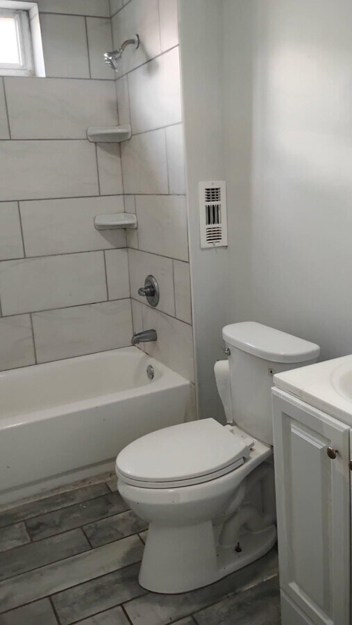 Photo - 727 E Thayer St