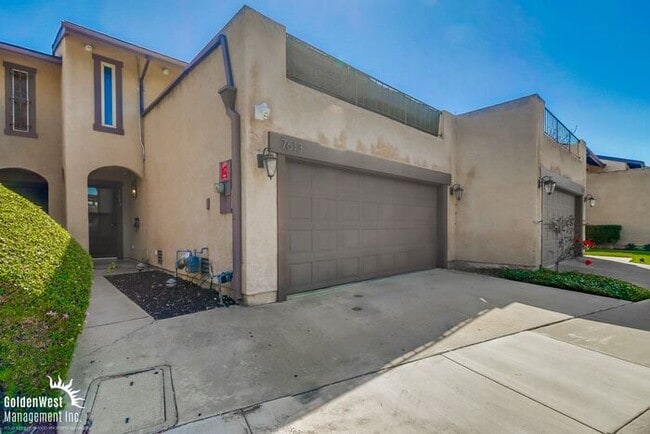 Building Photo - Charming 3Bdm 2.5Ba Townhome in the Clairemont Mesa Community!