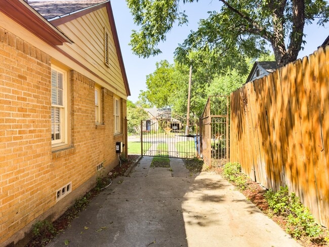 Photo - 2222 Carnes St
