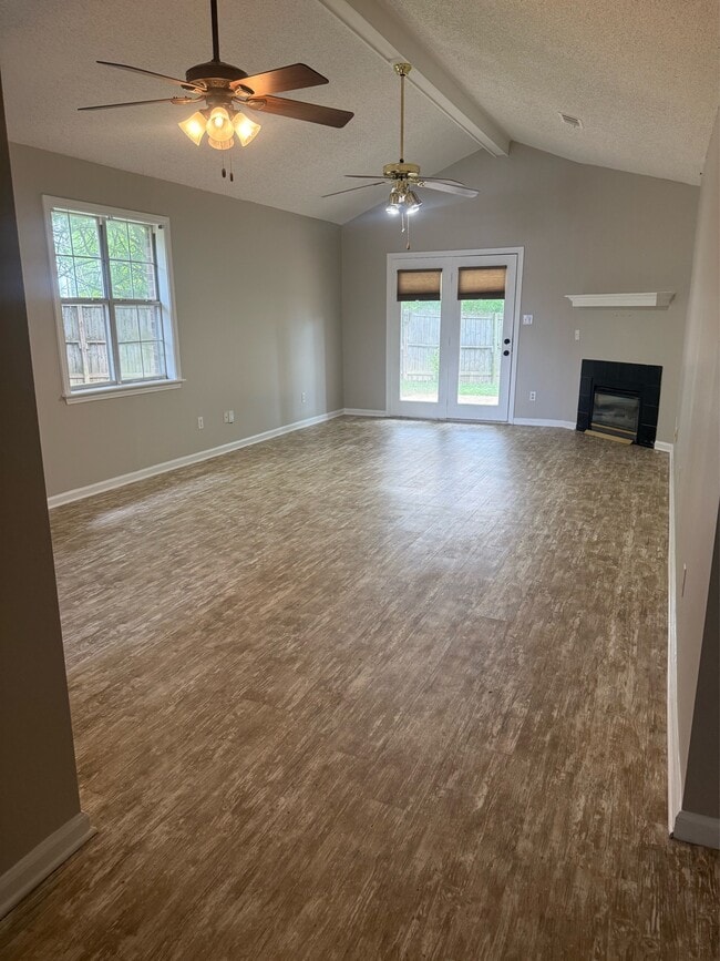 Photo - 550 Albany St