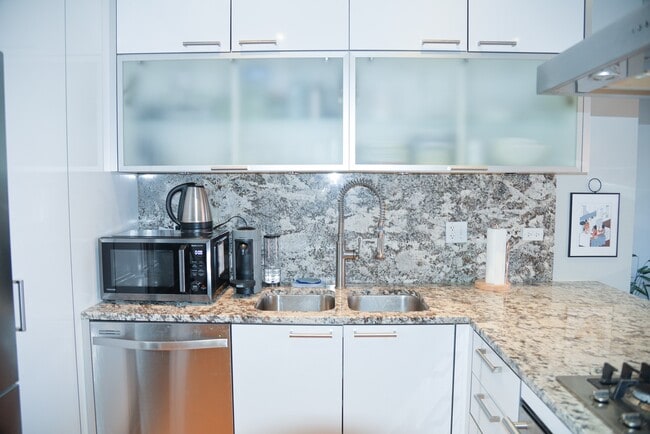 Building Photo - 1811 W 17th St Unit 301