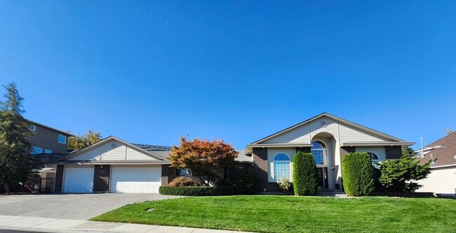 Building Photo - Beautiful Craftsman Style Rambler Must See!!