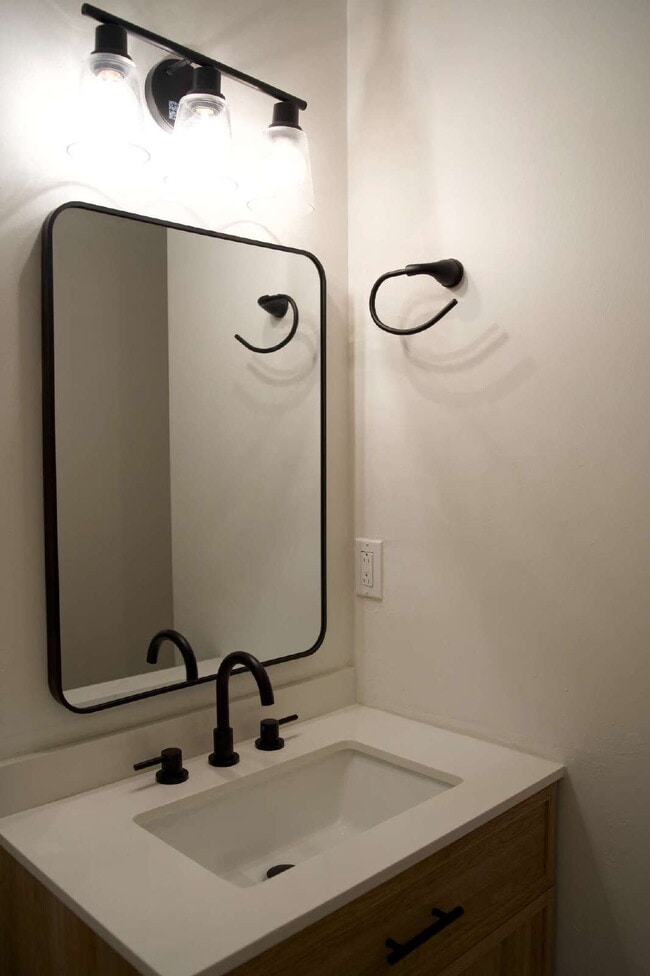 Photo - 2 Bedroom 2 1/2 bath in the Lakes Townhome Community! Complete Remodel! Unidad H-9