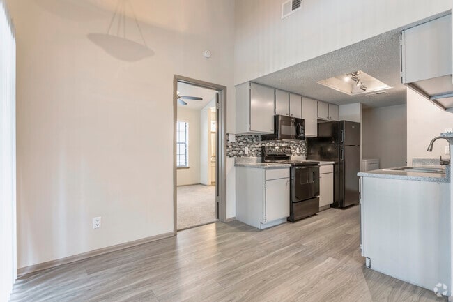 2BR, 2BA - 946 SF B2 - Dining/Kitchen
