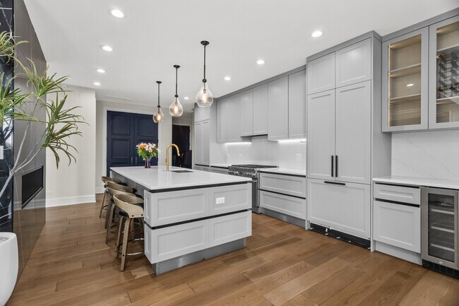 Photo - 1425 W Fullerton Ave