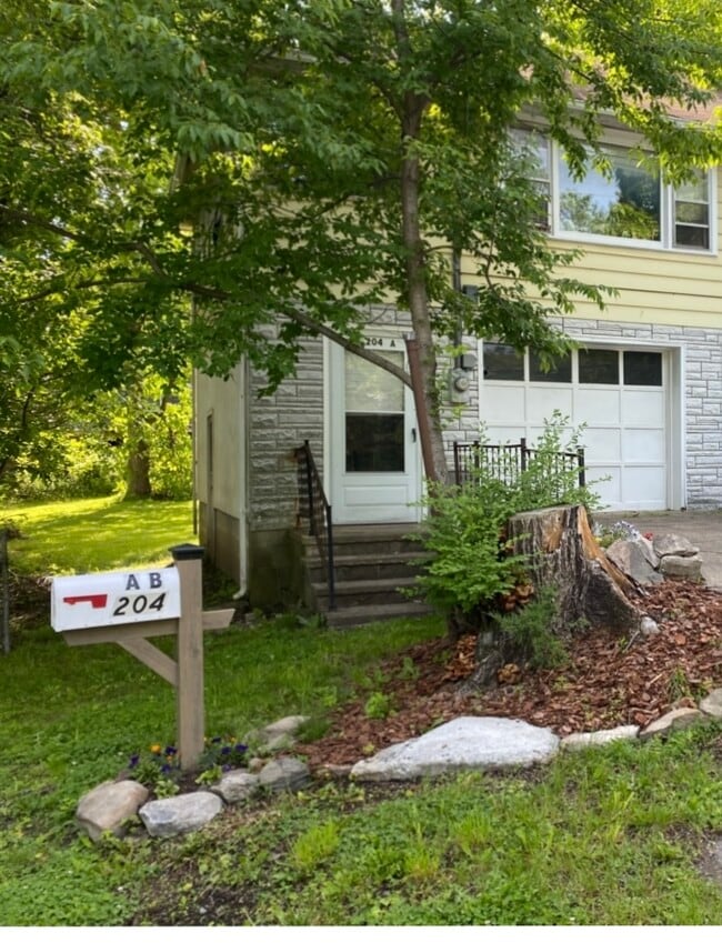 Building Photo - 204 Maple Ave Unit B Rental